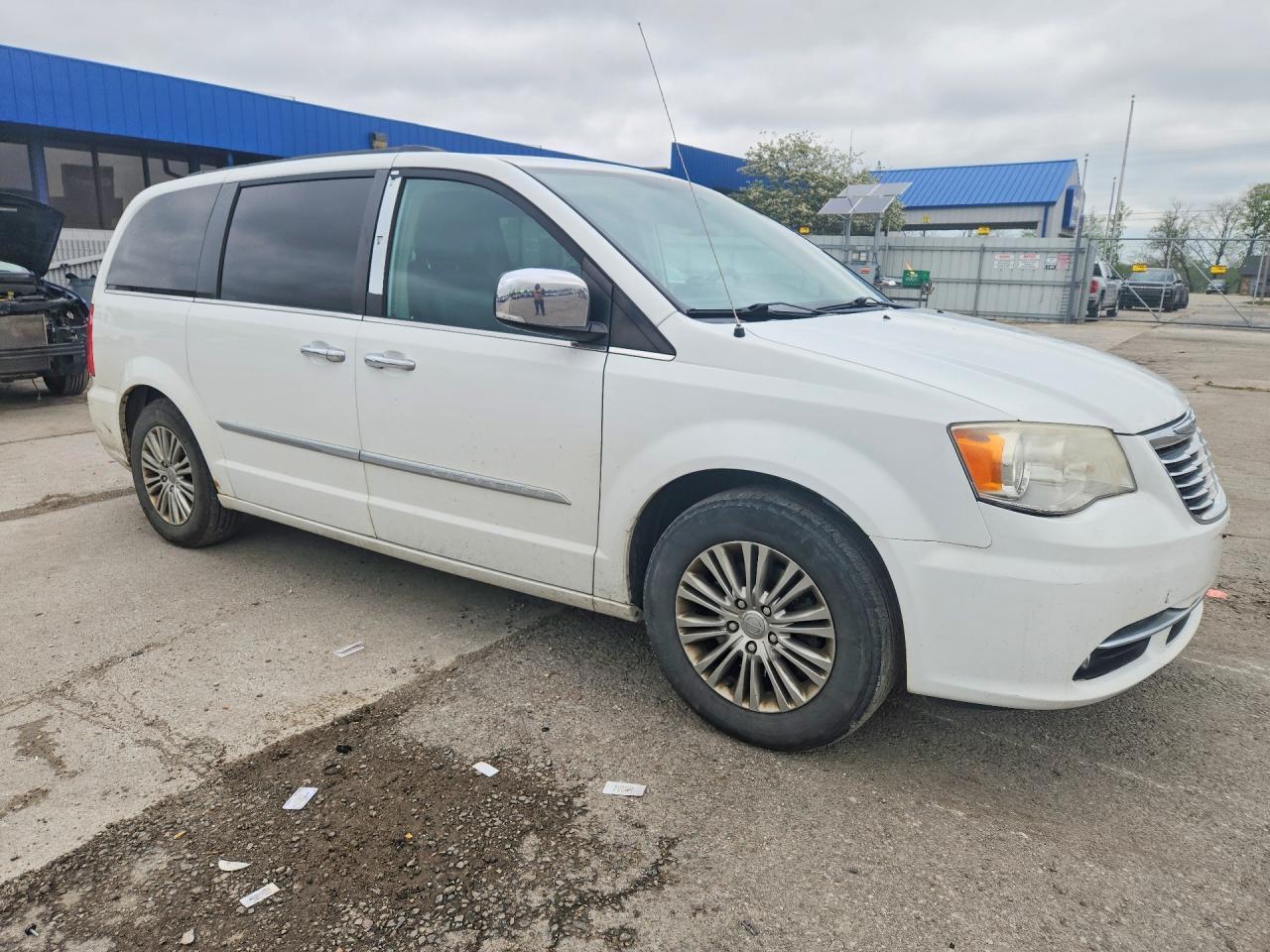 2013 Chrysler Town & Country Touring L - Фото 4