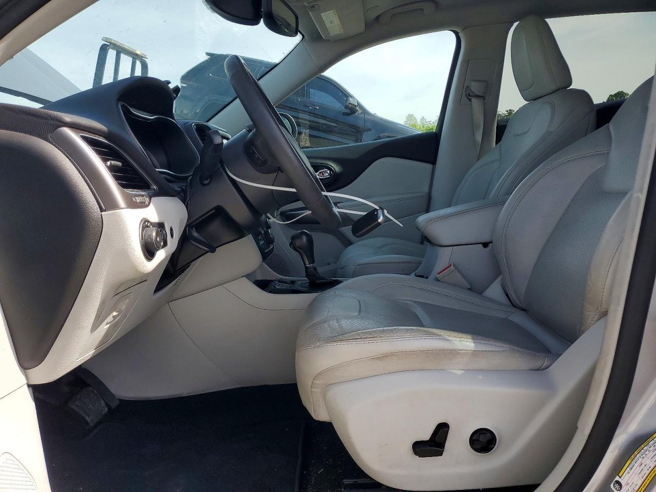 2021 Jeep Cherokee Latitude Lux - Image 7