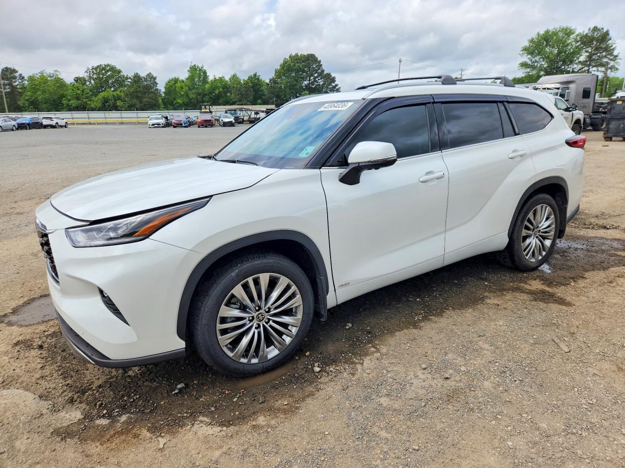 2023 Toyota Highlander Hybrid Platinum