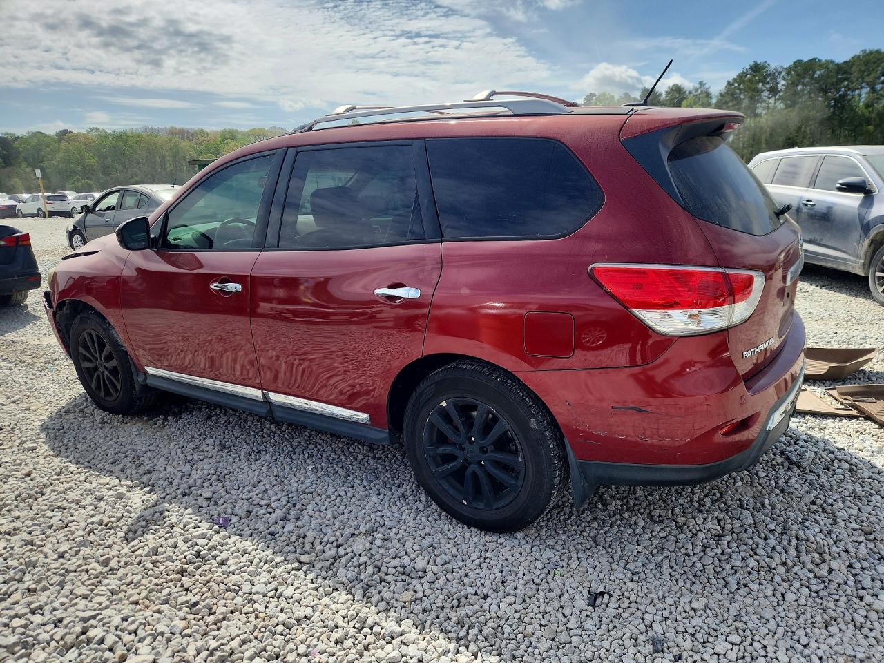 2013 Nissan Pathfinder S - Image 2