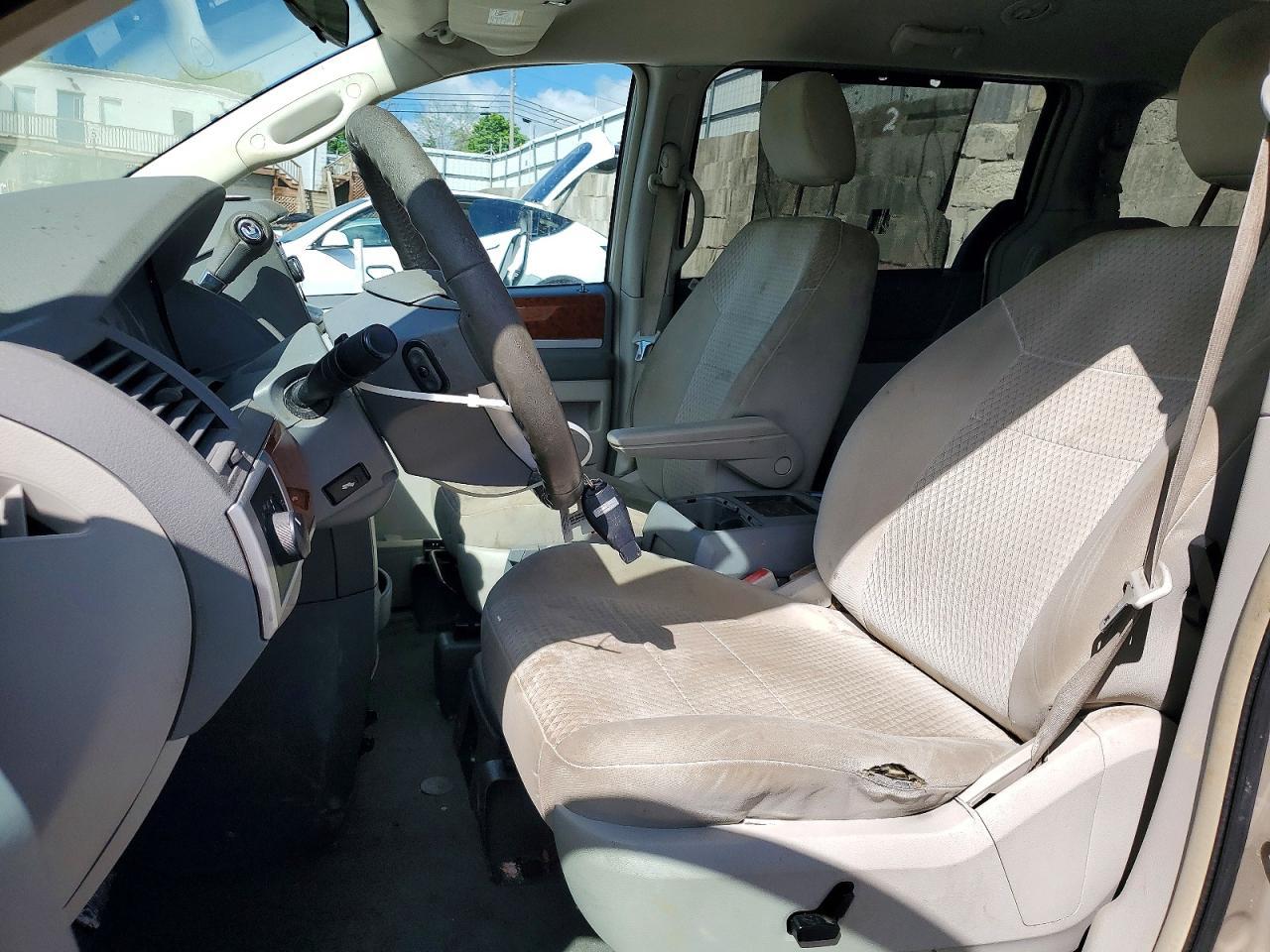 2009 Chry Town And Country - Image 7