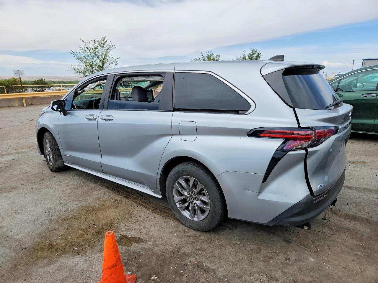 2021 Toyota Sienna Le - Фото 2