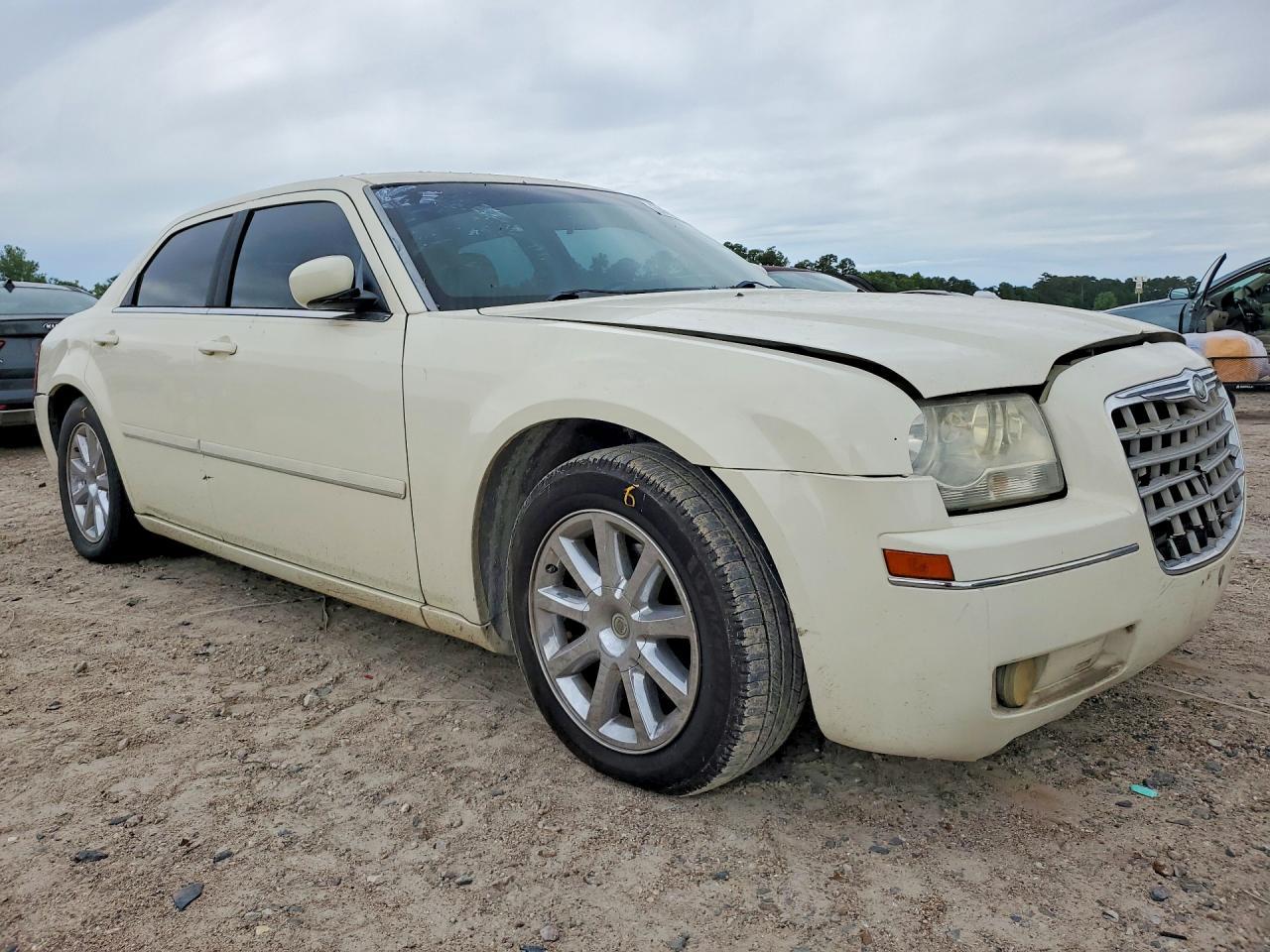2005 Chrysler 300 Touring - Image 4