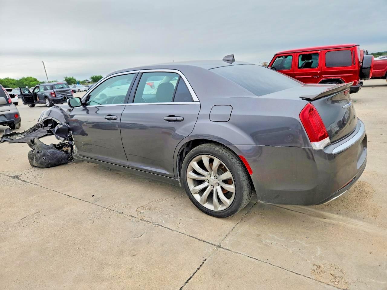 2019 Chrysler 300 Touring - Фото 2