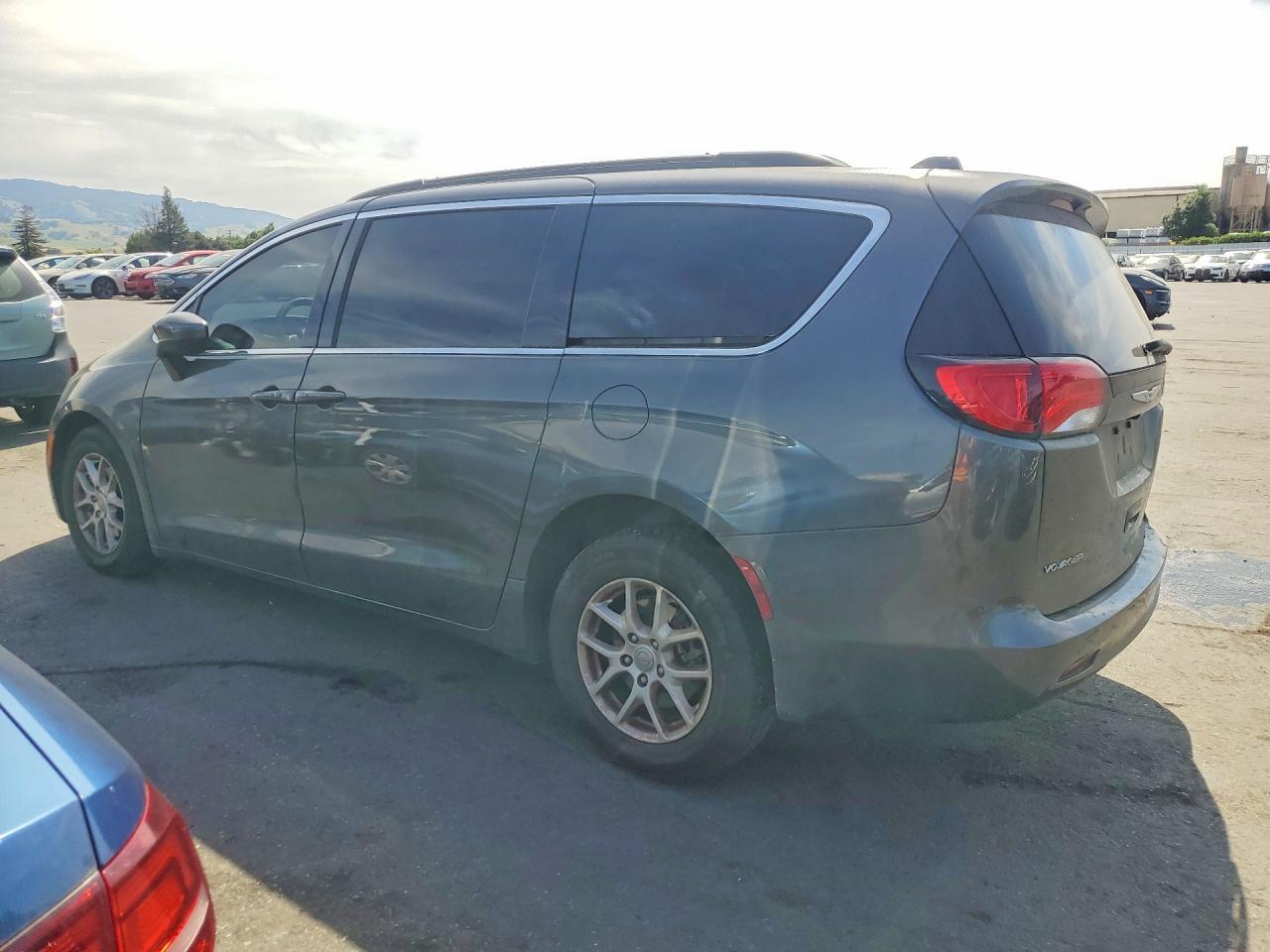 2020 Chrysler Voyager Lxi - Фото 2
