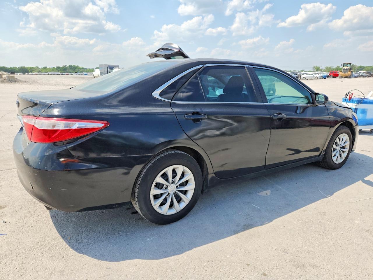 2015 Toyota Camry Le - Фото 3