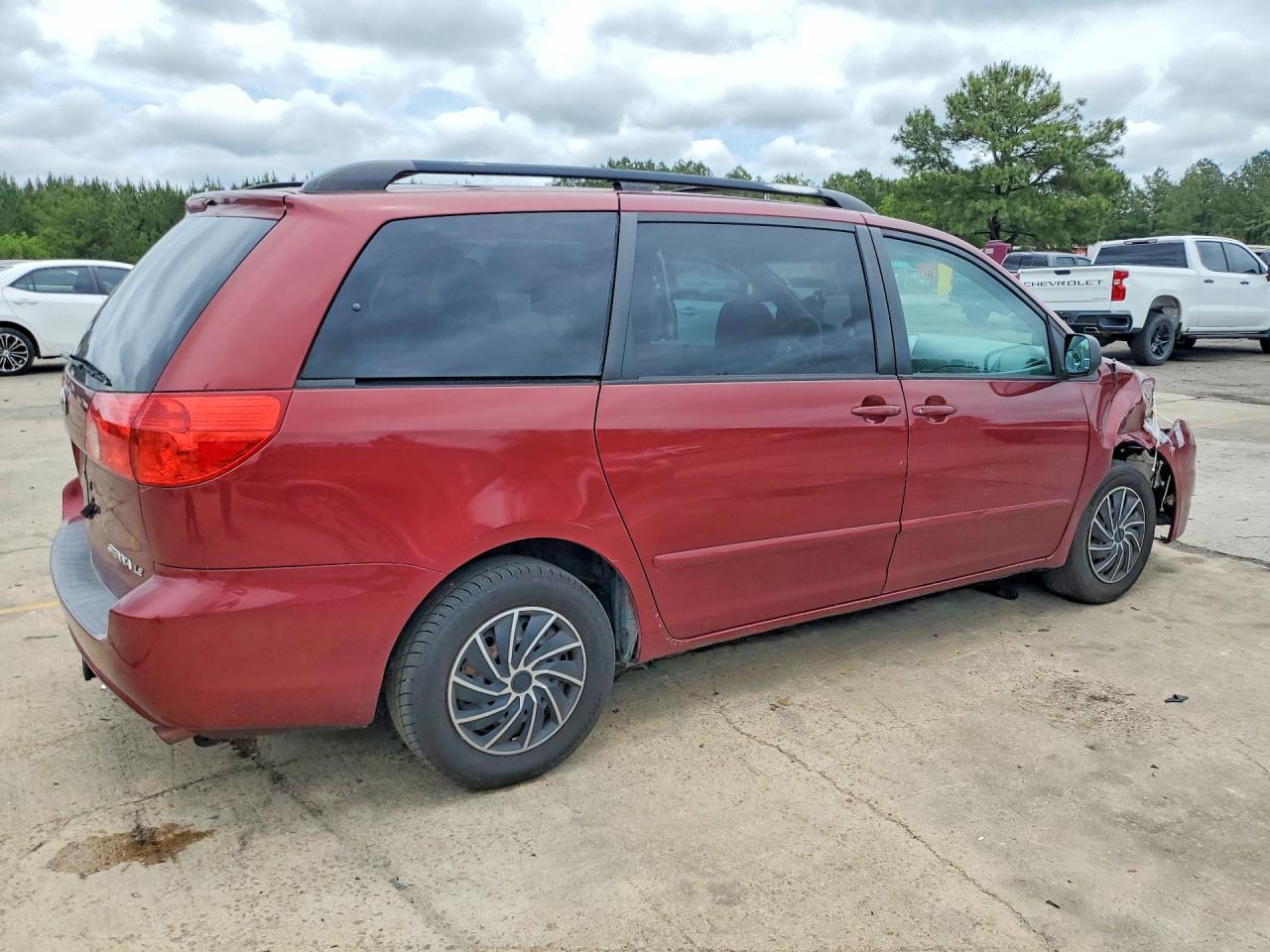 2010 Toyota Sienna Le 7-Passenger - Фото 3