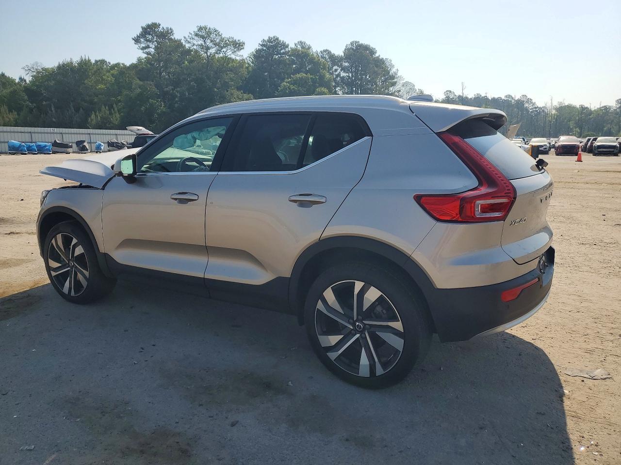 2023 Volvo Xc40 Plus - Image 2