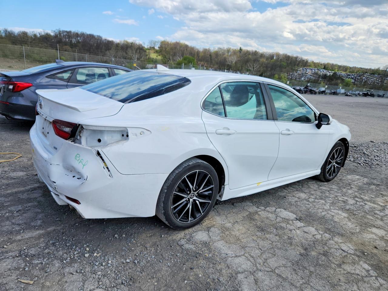 2022 Toyota Camry Se - Фото 3