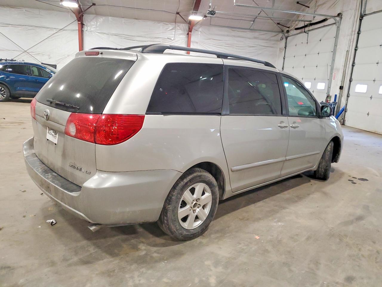 2010 Toyota Sienna Le 7-Passenger - Фото 3