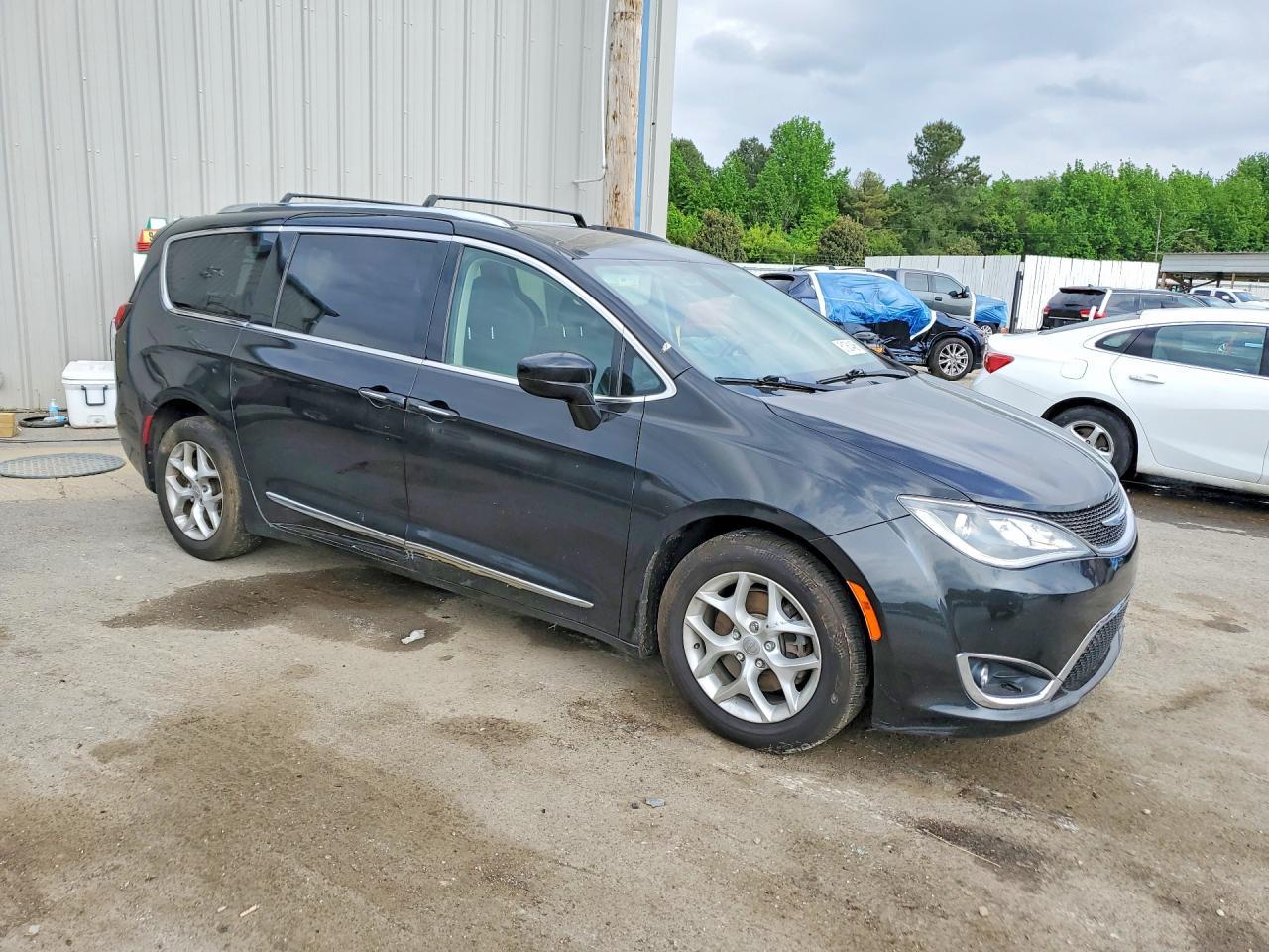 2018 Chrysler Pacifica Touring L Plus - Фото 4