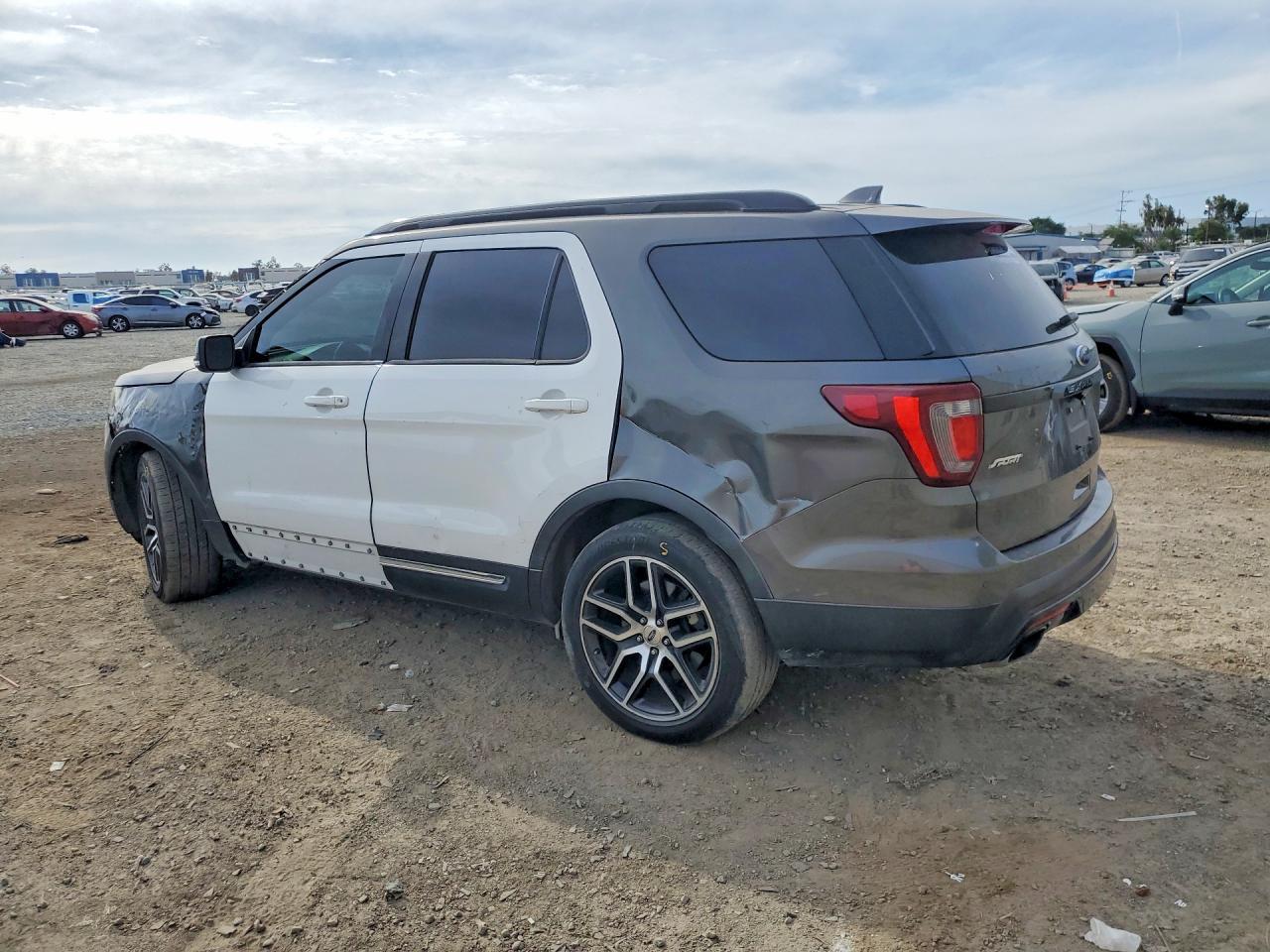 2017 Ford Explorer Sport - Фото 2