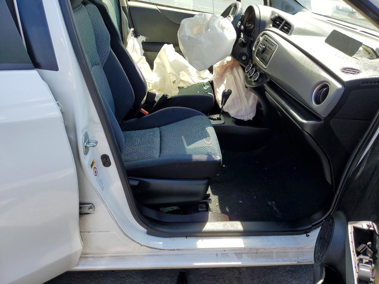 2013 Toyota Yaris 5-Door Se - Фото 7