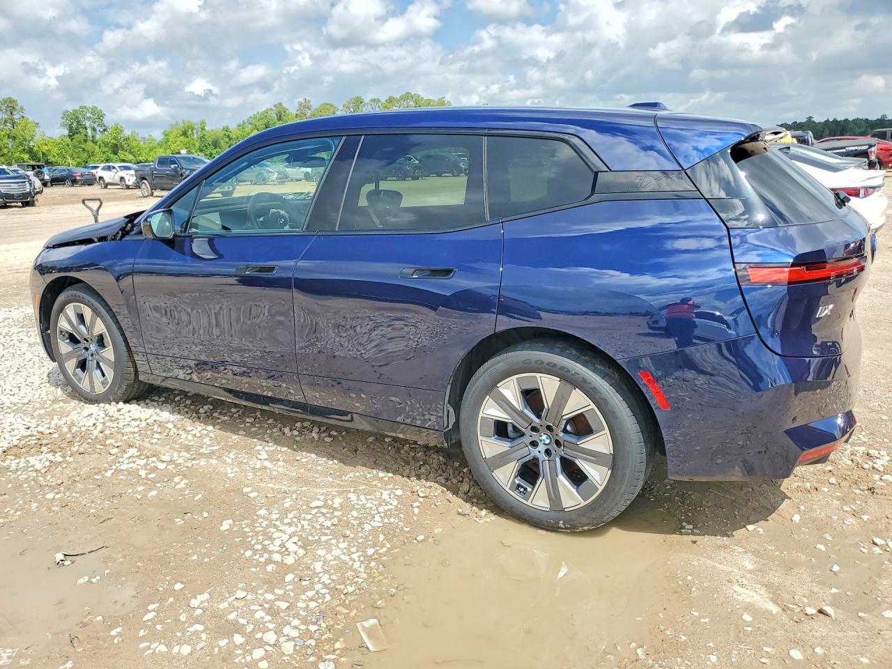 2026 BMW Ix xDrive45 - Фото 2