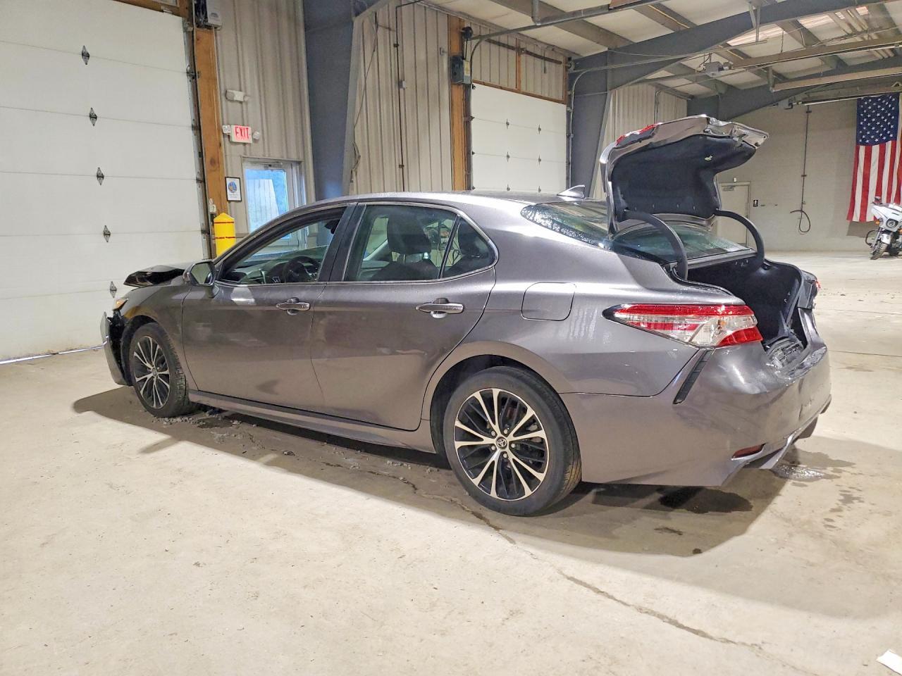 2019 Toyota Camry - Фото 2
