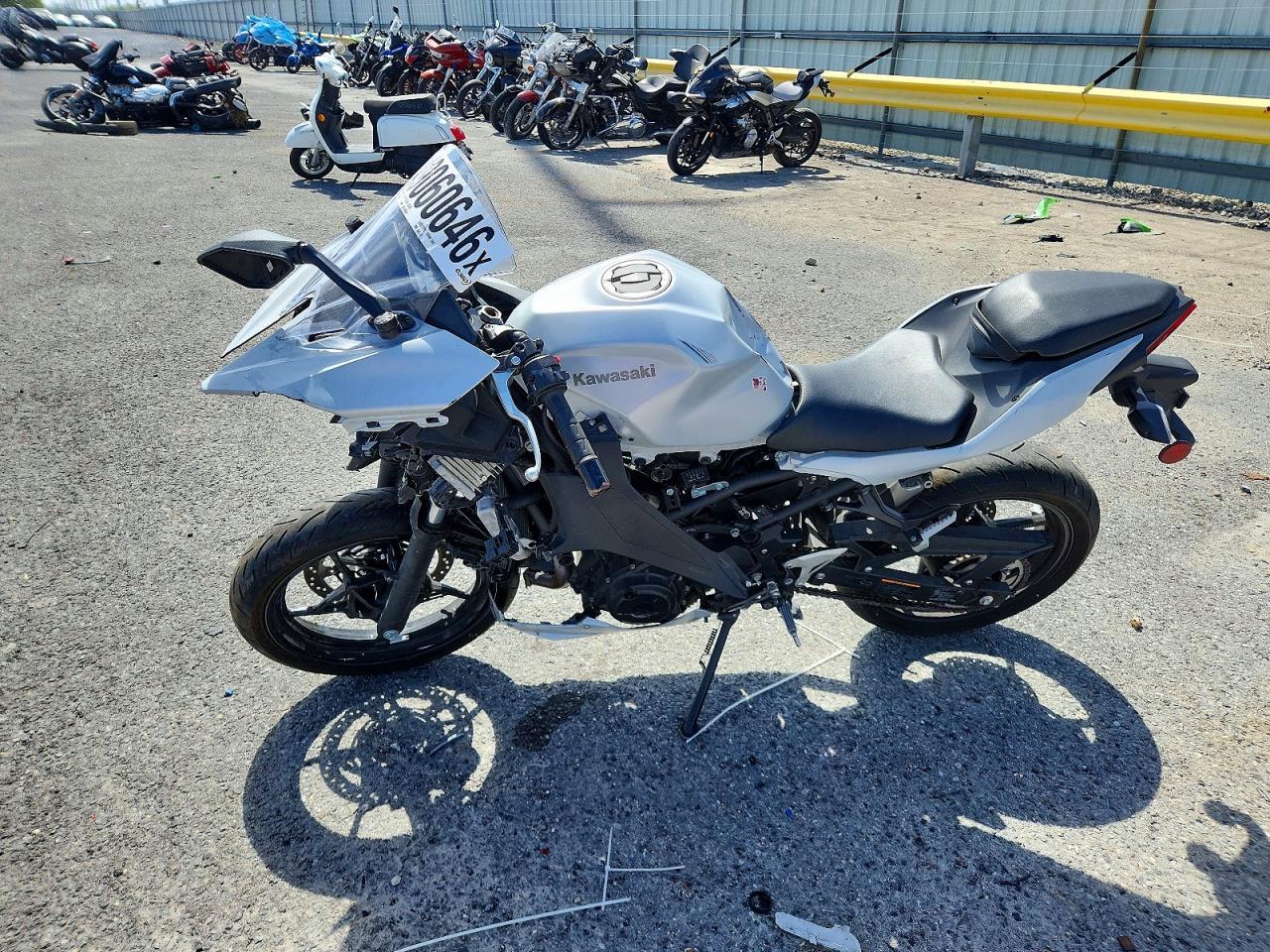 2025 Kawasaki Ex500 - Image 3