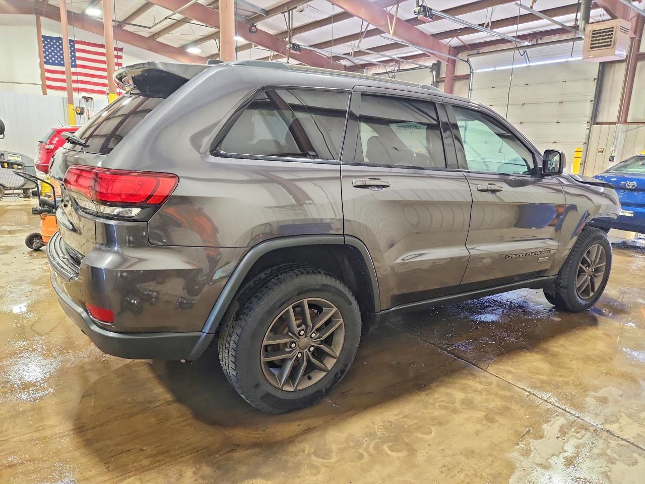 2016 Jeep Grand Cherokee Laredo - Image 3