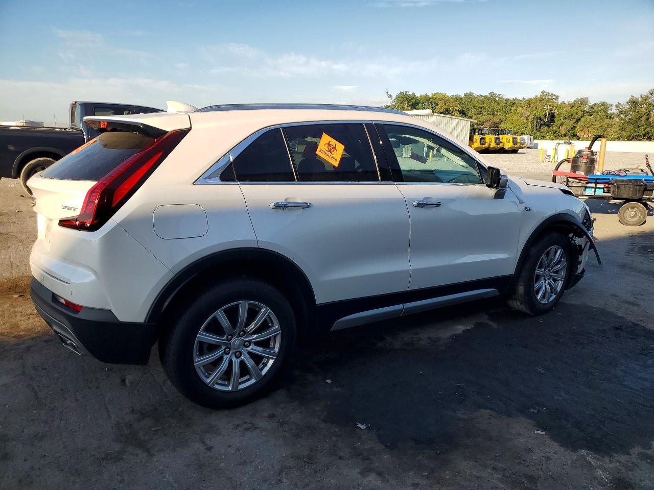 2023 Cadillac Xt4 Premium Luxury - Image 3