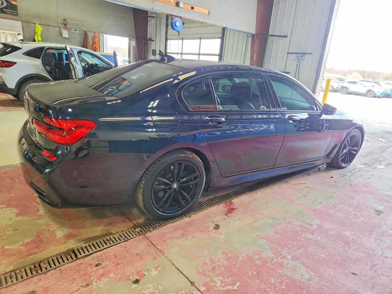 2017 BMW 750 Xi - Фото 3