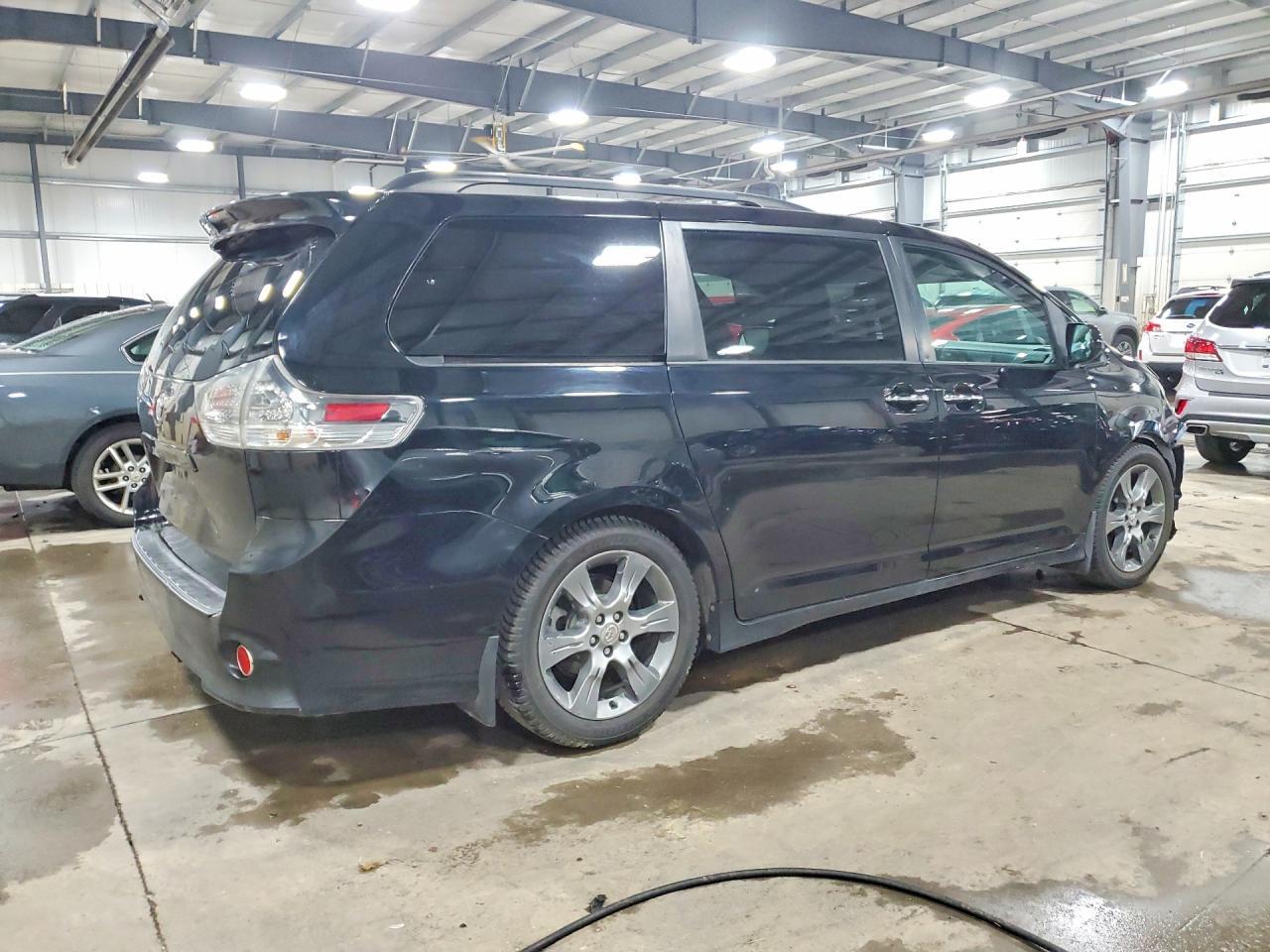 2015 Toyota Sienna Sport - Фото 3