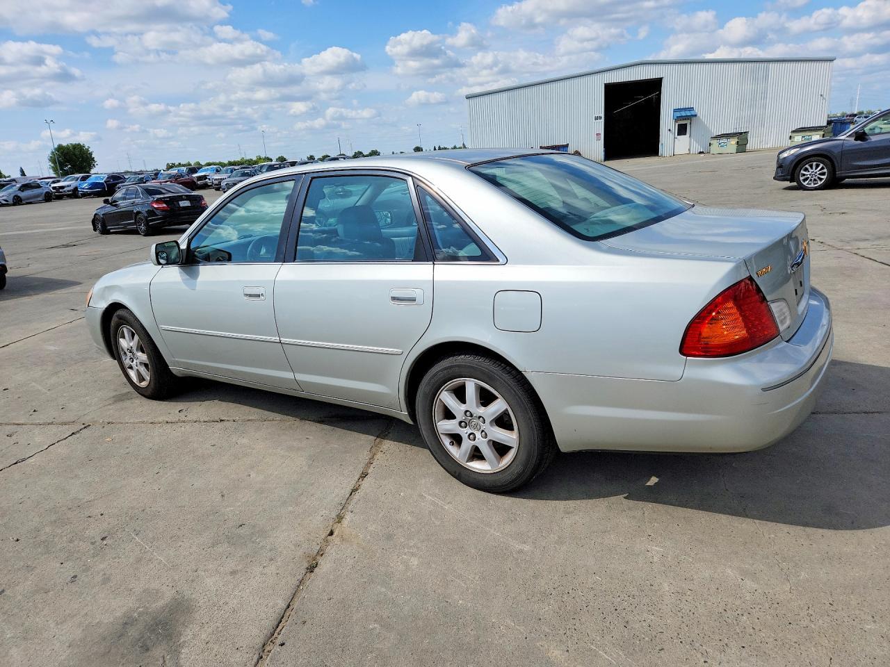 2001 Toyota Avalon Xls - Image 2