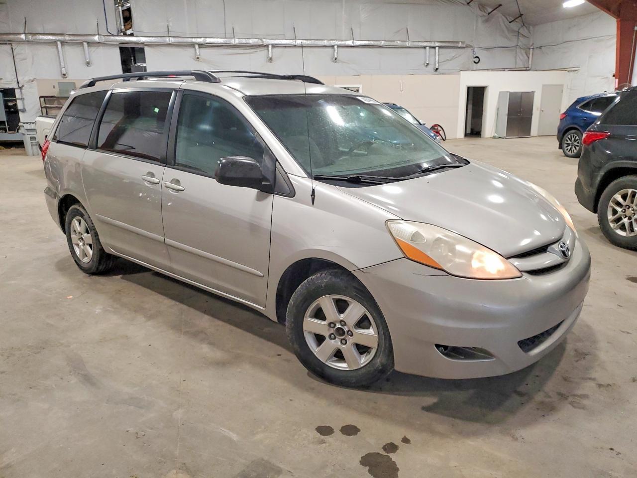 2010 Toyota Sienna Le 7-Passenger - Фото 4