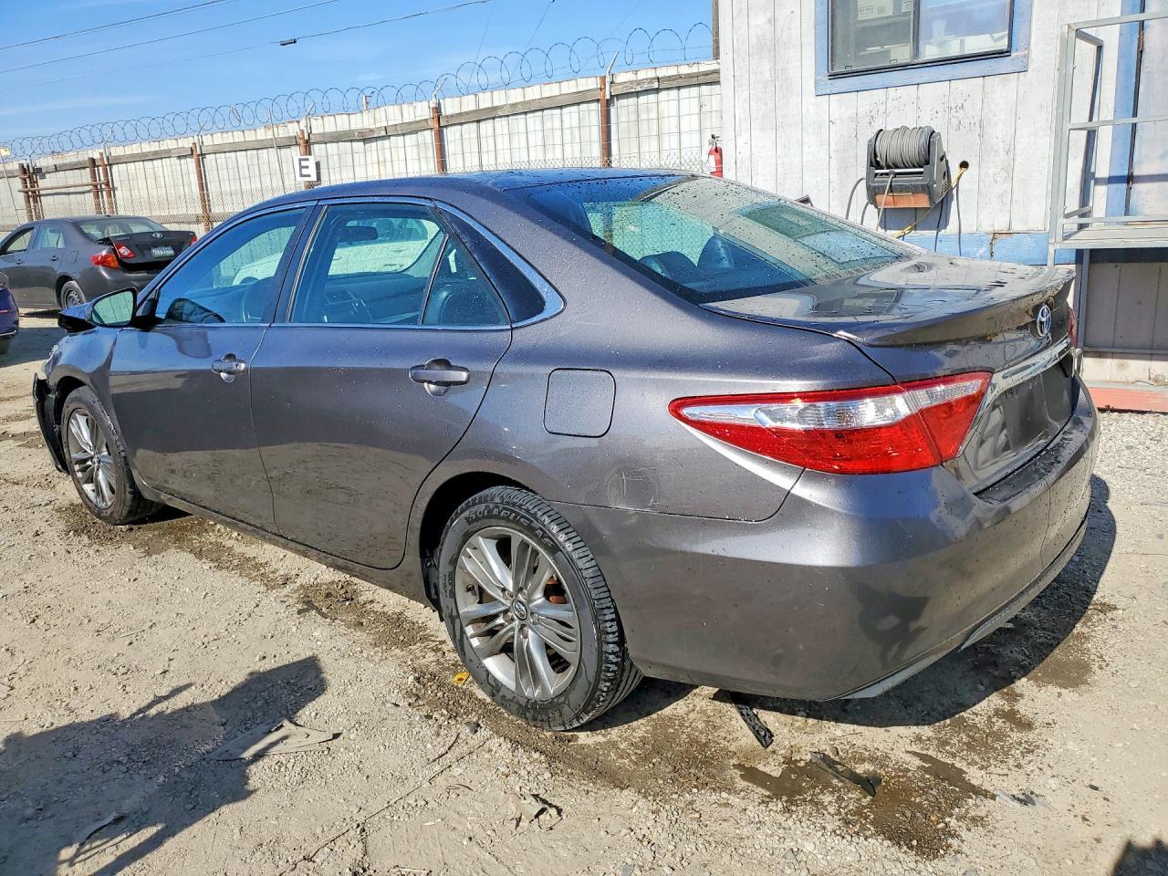 2016 Toyota Camry Se - Фото 2