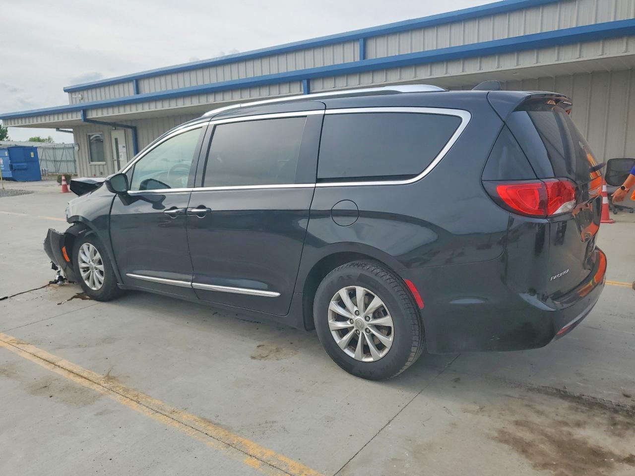2018 Chrysler Pacifica Touring L - Image 2