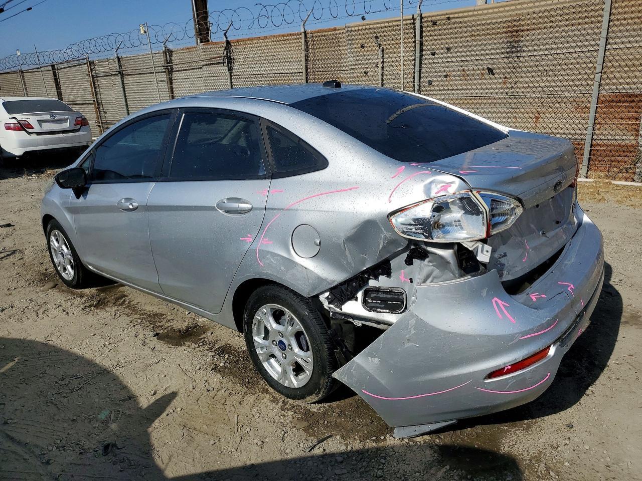 2015 Ford Fiesta Se - Фото 2