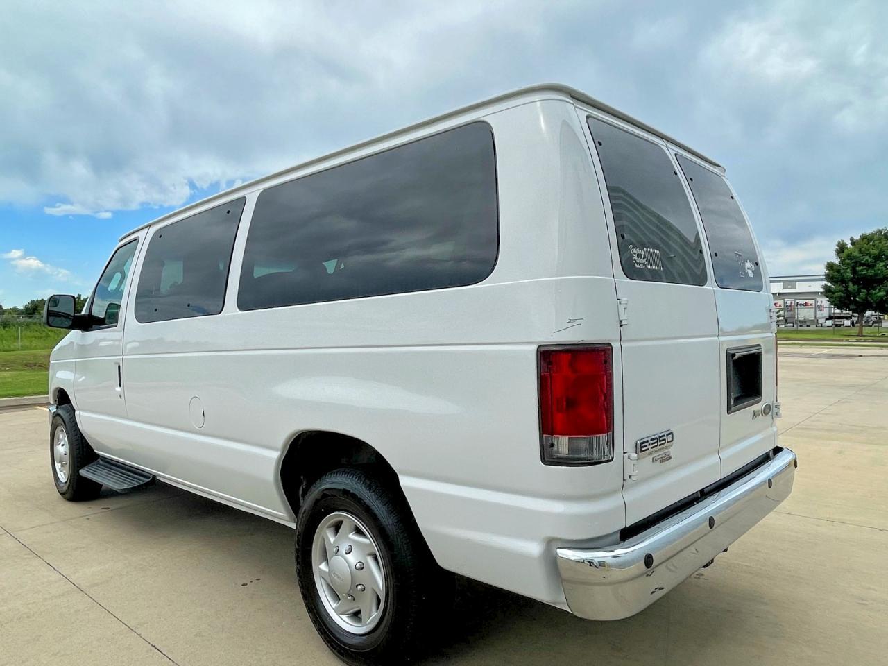 2013 Ford Econoline E350 Super Duty Wagon - Фото 3