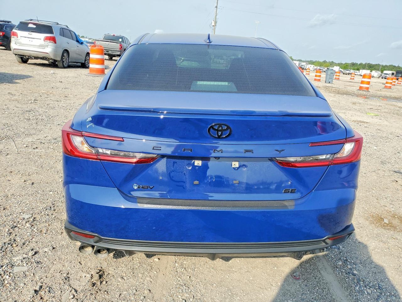 2025 Toyota Camry Se - Image 6