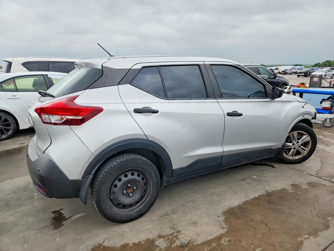 2020 Nissan Kicks S - Фото 3