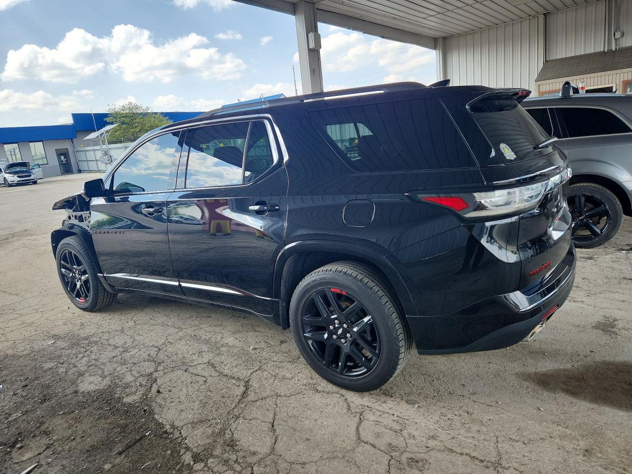 2021 Chevrolet Traverse Premier - Фото 2