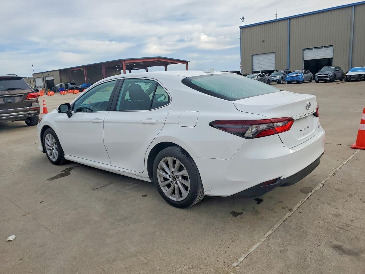 2022 Toyota Camry Le - Фото 2