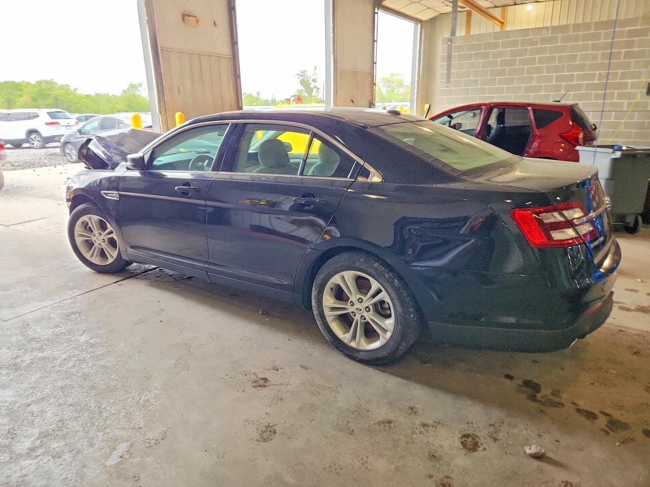 2016 Ford Taurus Se - Фото 2