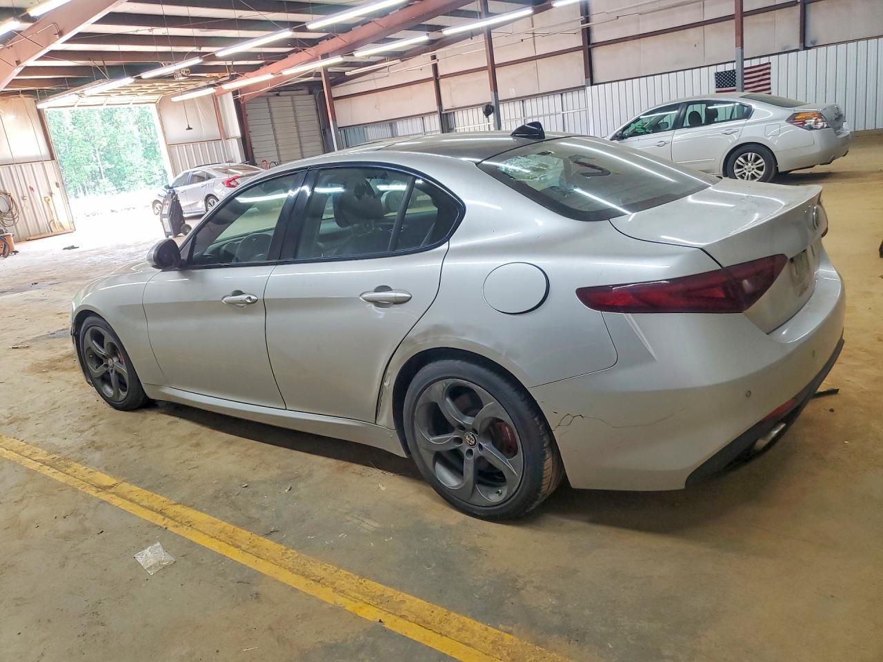 2017 Alfa Romeo Giulia - Фото 2