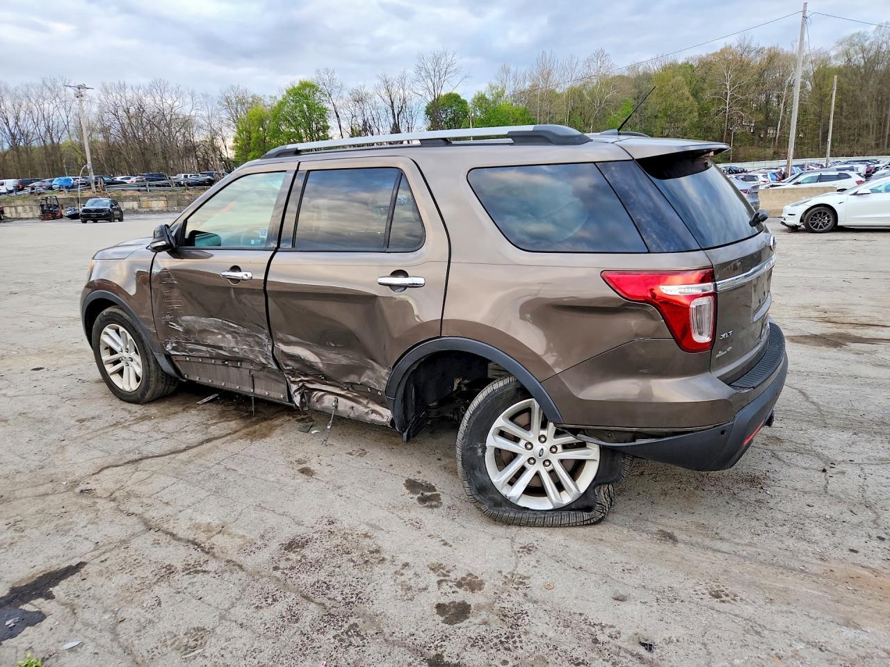 2015 Ford Explorer Xlt - Фото 2