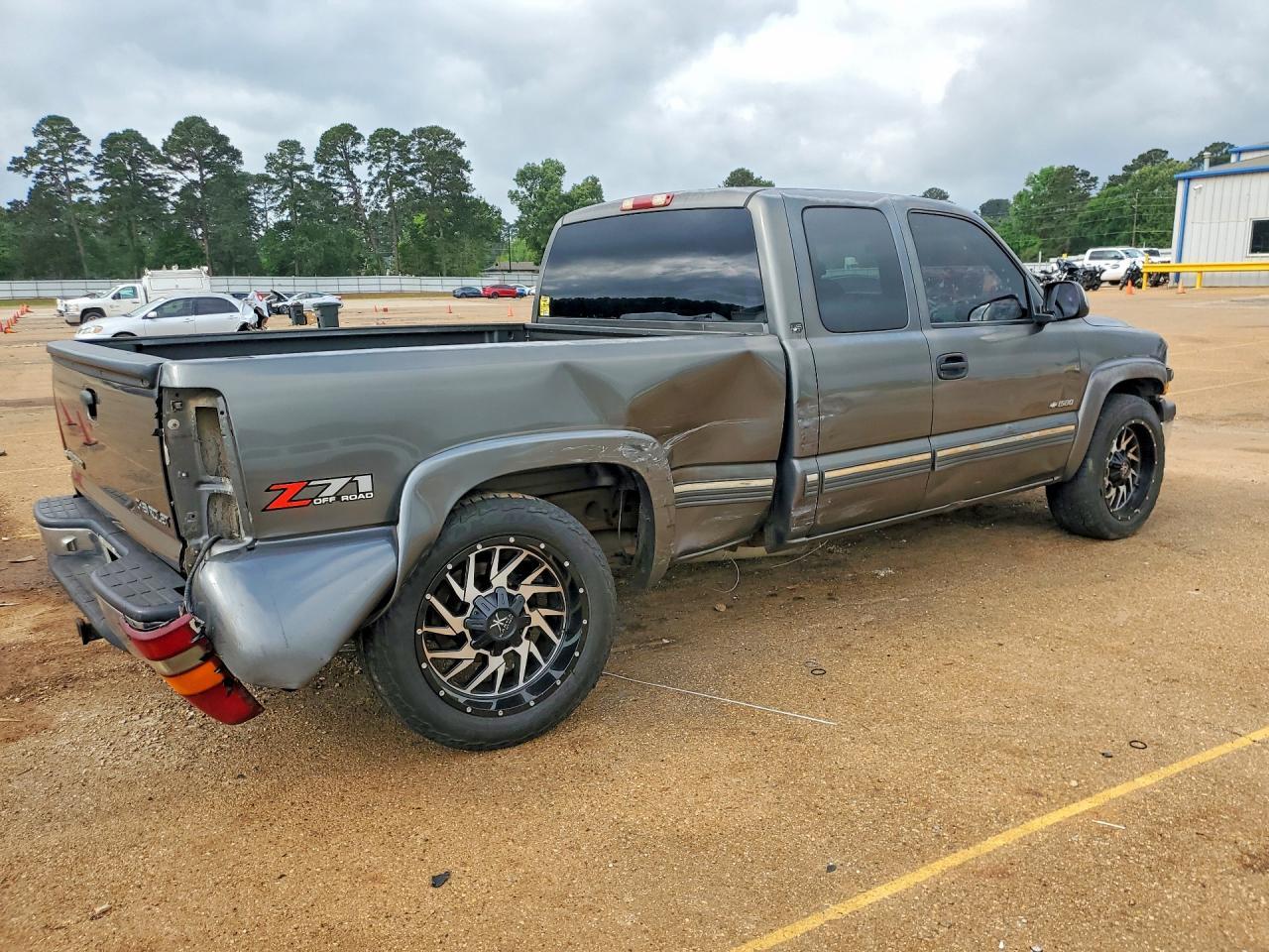 2000 Chevrolet Silverado C1500 - Image 3