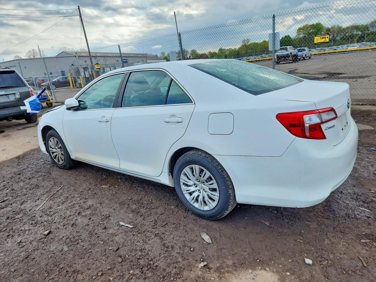 2014 Toyota Camry Le - Image 2