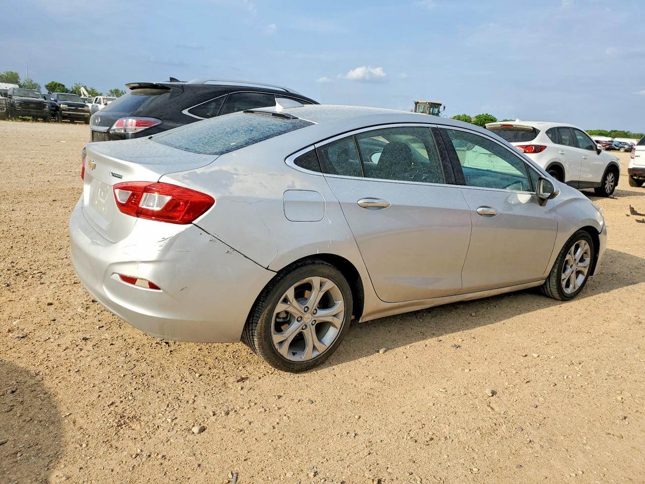 2017 Chev Cruze - Image 3