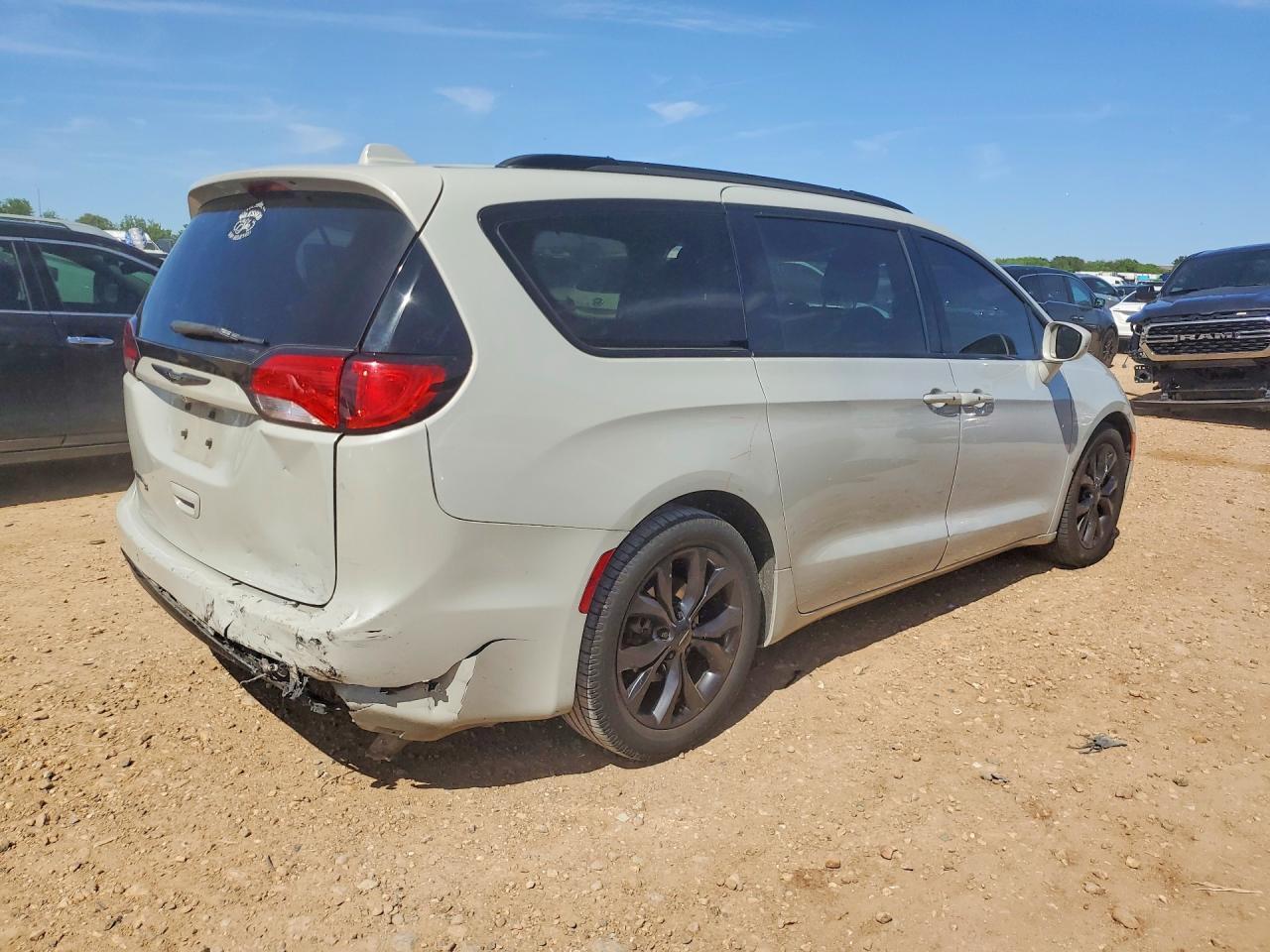 2020 Chrysler Pacifica Touring - Фото 3