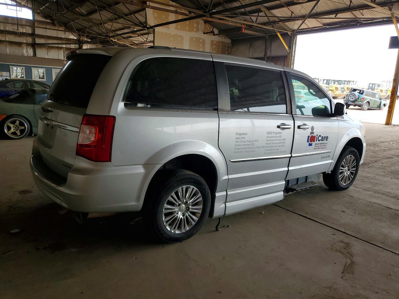 2011 Chrysler Town & Country Limited - Фото 3