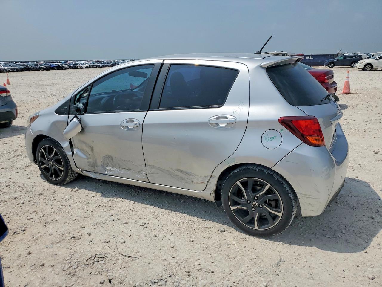 2016 Toyota Yaris 5-Door Se - Фото 2