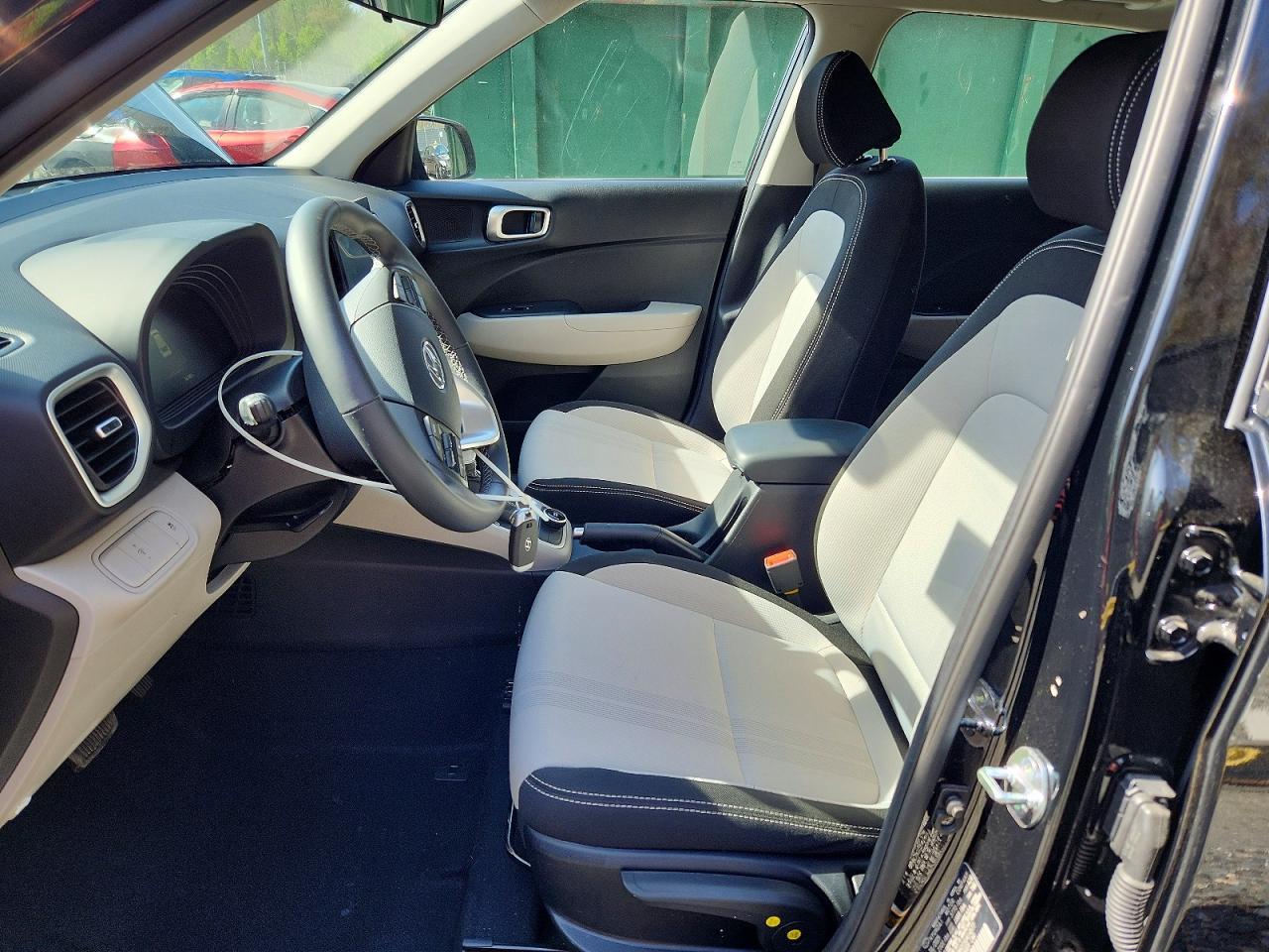 2025 Hyundai Venue Sel - Image 7