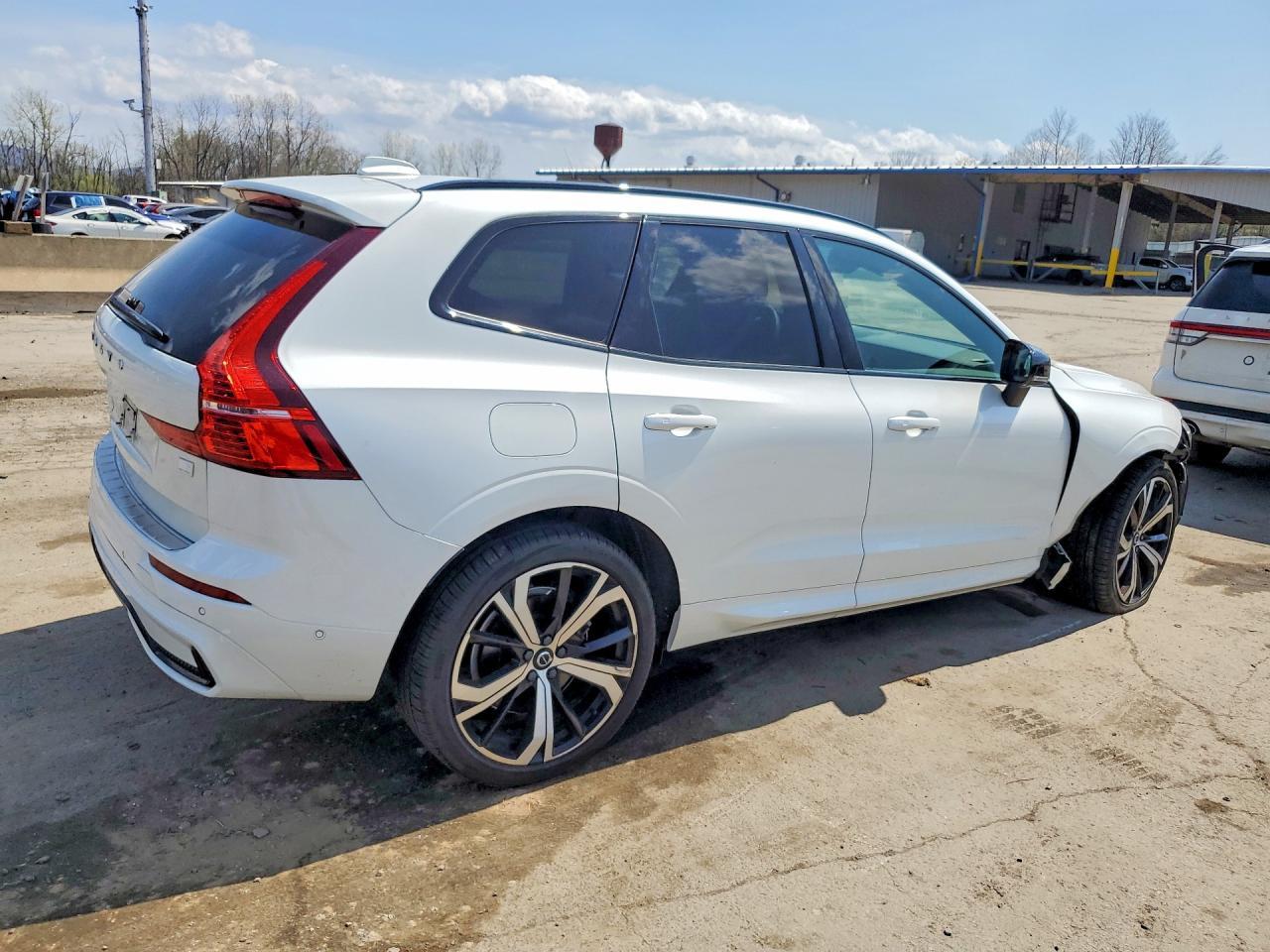 2022 Volvo Xc60 T8 Recharge R-Design - Image 3