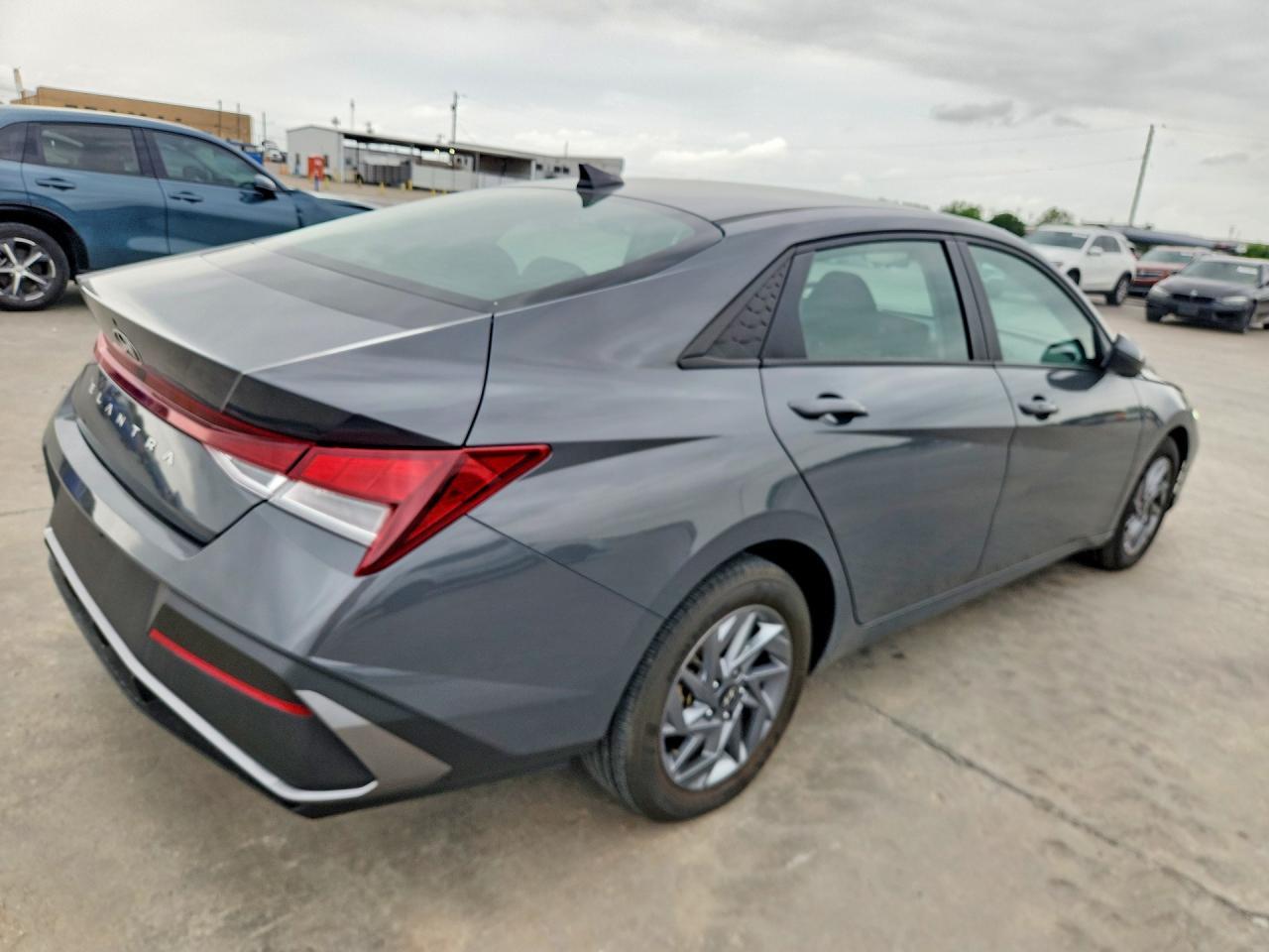 2024 Hyundai Elantra Sel - Image 3