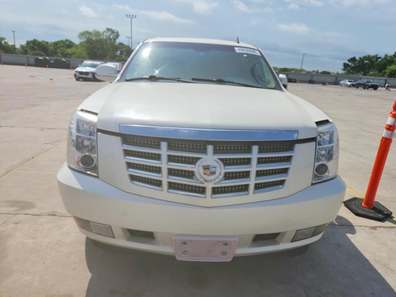 2011 Cadillac Escalade Luxury - Image 5