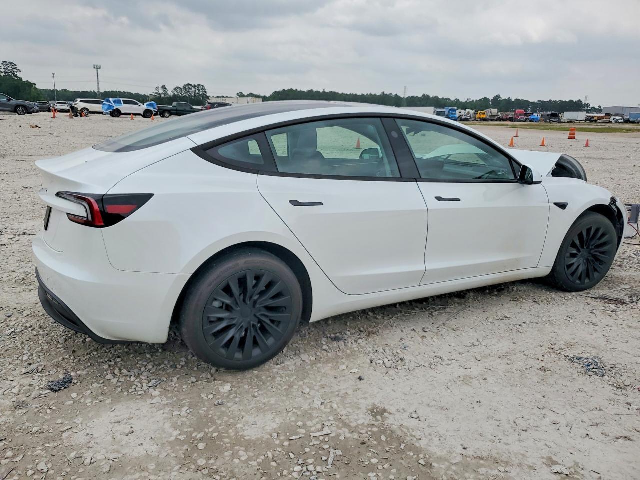 2025 Tesla Model 3 - Фото 3