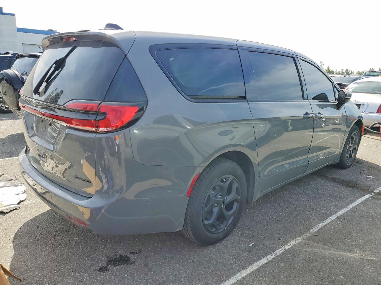 2023 Chrysler Pacifica Hybrid Touring L - Image 3