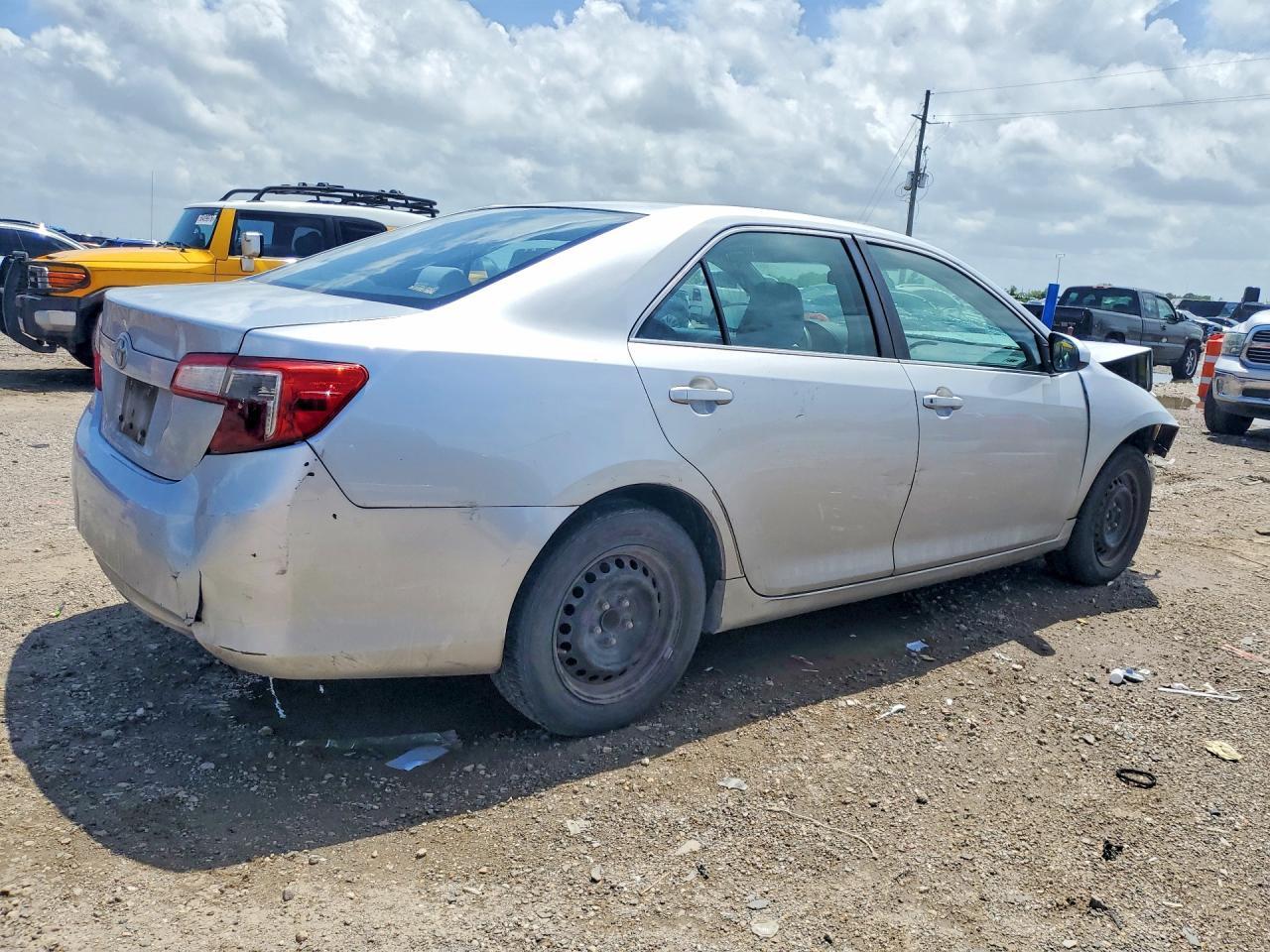 2012 Toyota Camry L - Фото 3